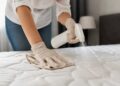 Como limpar e desinfetar o colchão: o guia completo para dormir melhor
