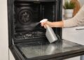 Como limpar e desengordurar o forno sem produtos abrasivos