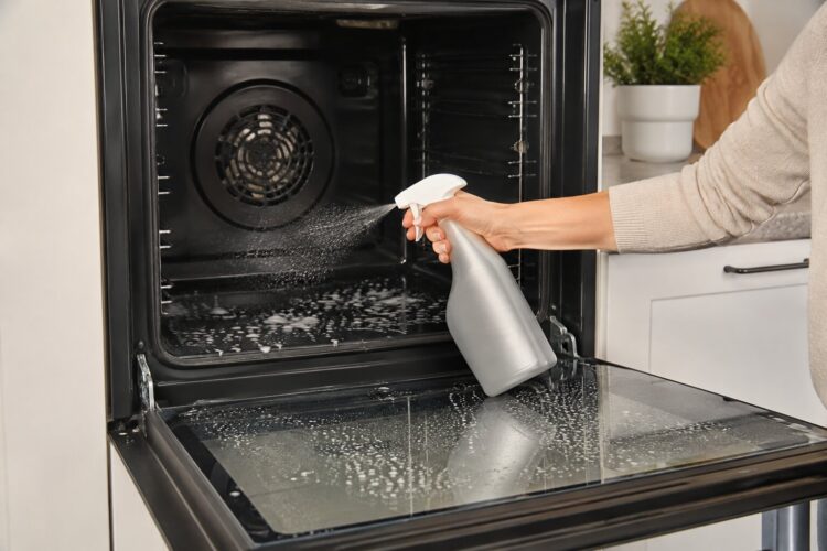 Como limpar e desengordurar o forno sem produtos abrasivos
