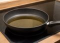 Como eliminar o cheiro a fritos e a comida da cozinha depois de cozinhar