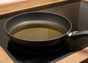 Como eliminar o cheiro a fritos e a comida da cozinha depois de cozinhar
