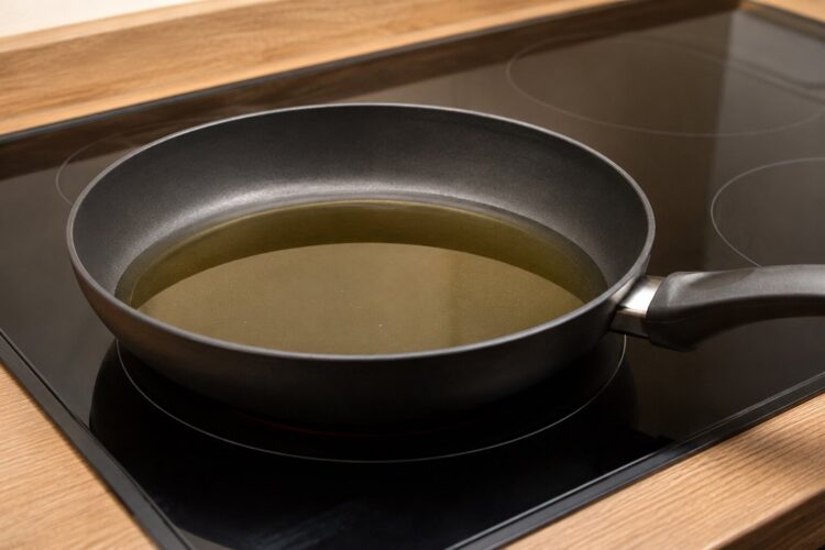 Como eliminar o cheiro a fritos e a comida da cozinha depois de cozinhar