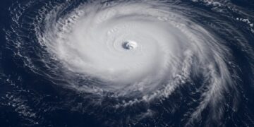 Como se formam os furacões e porque só nascem em certas zonas do oceano