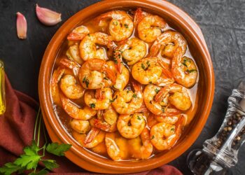 Gambas al pil pil com alho e malagueta: receita espanhola de um petisco delicioso