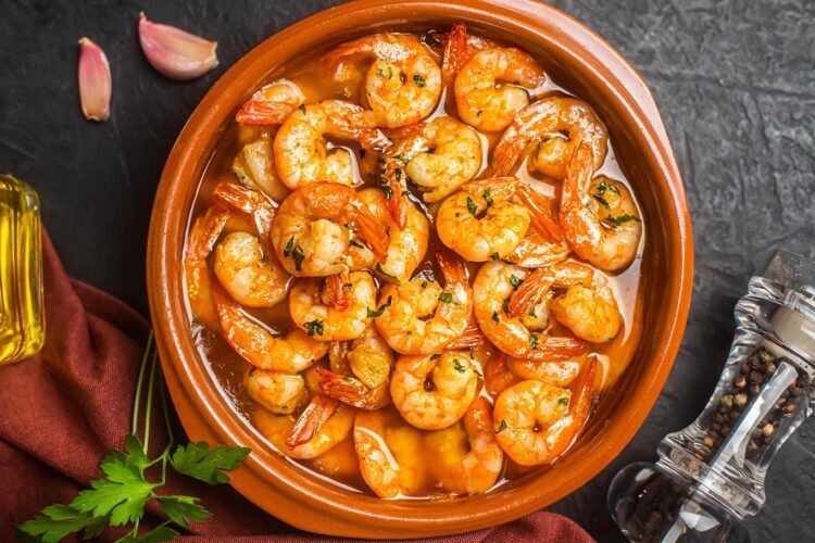 Gambas al pil pil com alho e malagueta: receita espanhola de um petisco delicioso