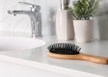 Como limpar e desinfetar escovas e pentes de cabelo