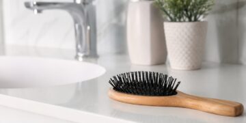 Como limpar e desinfetar escovas e pentes de cabelo