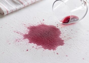 Como remover manchas de vinho tinto de tecidos e tapetes