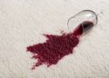 Como remover manchas de vinho tinto de tecidos e alcatifas