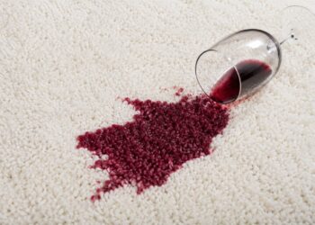 Como remover manchas de vinho tinto de tecidos e alcatifas