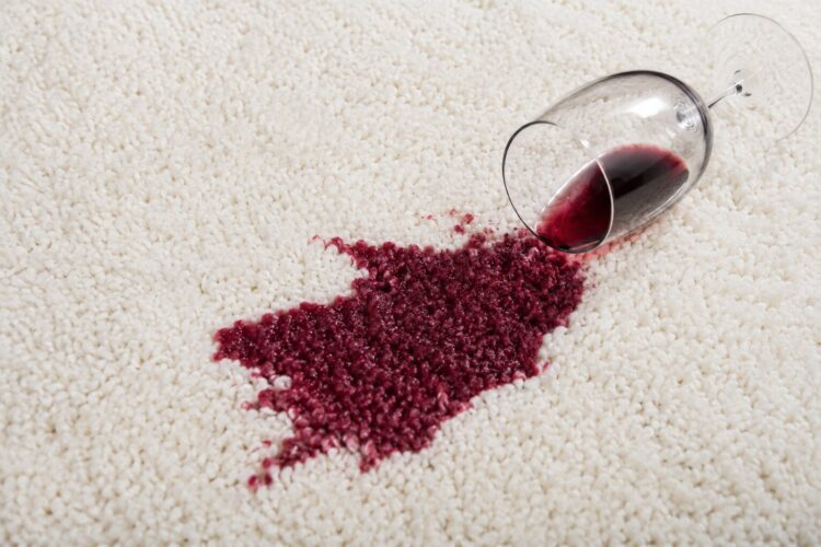 Como remover manchas de vinho tinto de tecidos e alcatifas
