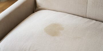 Como remover manchas de gordura de roupa e estofos com ingredientes naturais