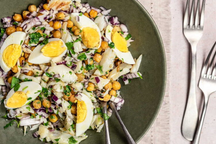 Bacalhau com grão à portuguesa: receita tradicional que sai sempre bem