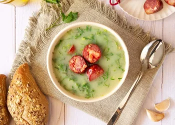Caldo verde à moda do Minho: receita tradicional repleta de sabor
