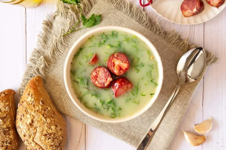 Caldo verde à moda do Minho: receita tradicional repleta de sabor