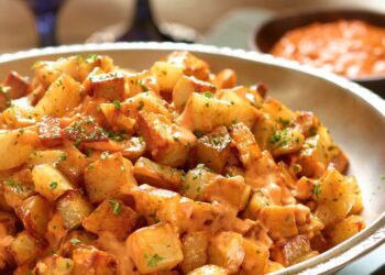 Patatas bravas com molho de tomate e pimentão picante: receita tradicional espanhola