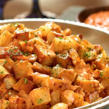 Patatas bravas com molho de tomate e pimentão picante: receita tradicional espanhola