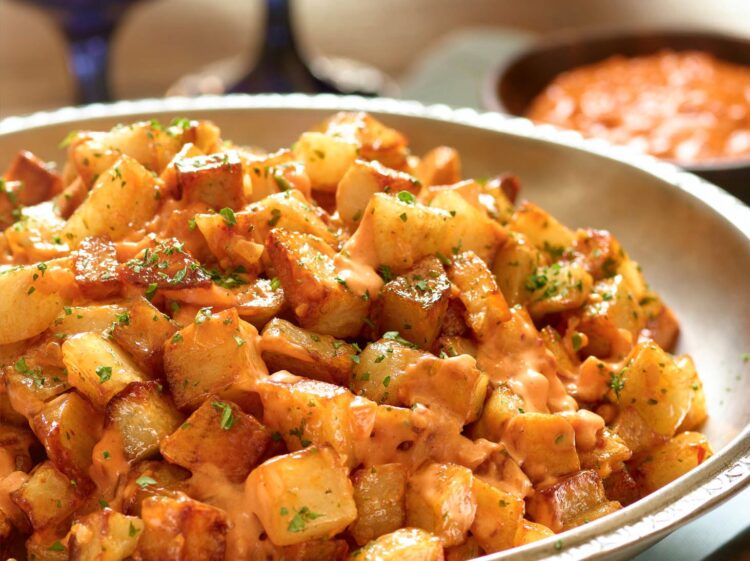 Patatas bravas com molho de tomate e pimentão picante: receita tradicional espanhola