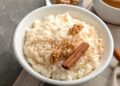 Arroz doce à moda antiga com casca de limão e canela