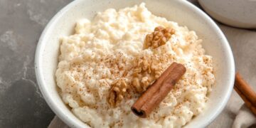 Arroz doce à moda antiga com casca de limão e canela