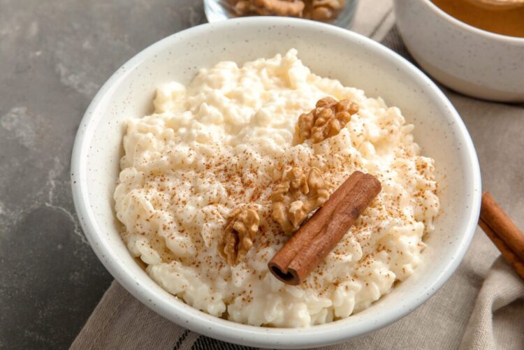 Arroz doce à moda antiga com casca de limão e canela