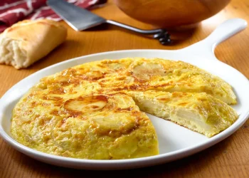 Tortilla española: batata, ovo e a discussão sobre a cebola