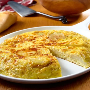 Tortilla española: batata, ovo e a discussão sobre a cebola