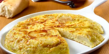 Tortilla española: batata, ovo e a discussão sobre a cebola