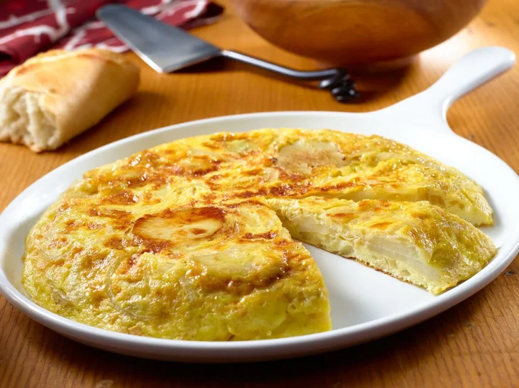 Tortilla española: batata, ovo e a discussão sobre a cebola