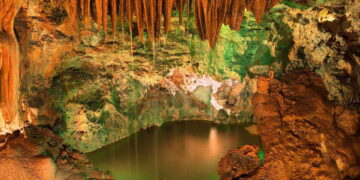 Grutas de Mira de Aire: a descida de 683 degraus até um lago a 130 metros de profundidade