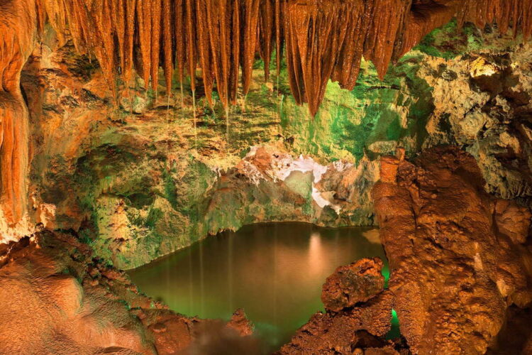 Grutas de Mira de Aire: a descida de 683 degraus até um lago a 130 metros de profundidade