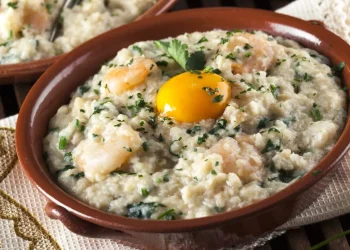 Açorda alentejana com ovo escalfado: a sopa de pão mais simples do Alentejo