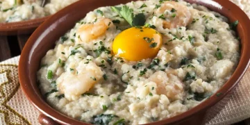 Açorda alentejana com ovo escalfado: a sopa de pão mais simples do Alentejo