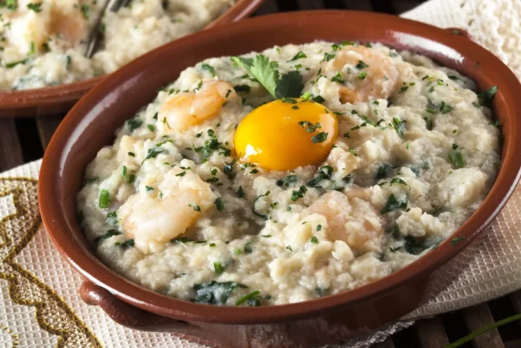 Açorda alentejana com ovo escalfado: a sopa de pão mais simples do Alentejo