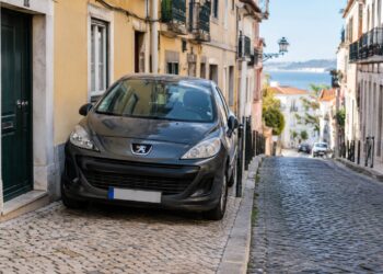 Estacionar em cima do passeio? A multa pode ser bem pesada