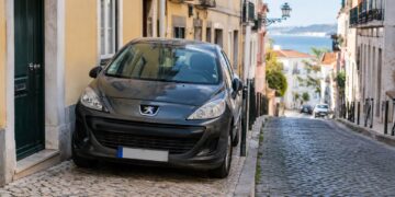 Estacionar em cima do passeio? A multa pode ser bem pesada