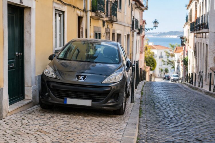 Estacionar em cima do passeio? A multa pode ser bem pesada