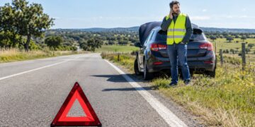 Não ter triângulo e colete no carro pode custar caro! O que diz o Código da Estrada?