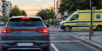Não ceder passagem a uma ambulância também dá multa, mesmo com o sinal vermelho