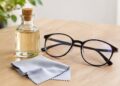 Vinagre diluído nos óculos: o método que evita riscar as lentes