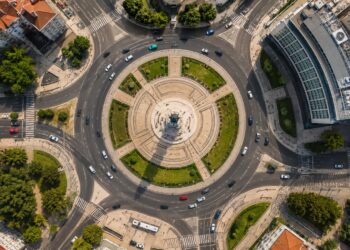 Quem tem prioridade dentro de uma rotunda?