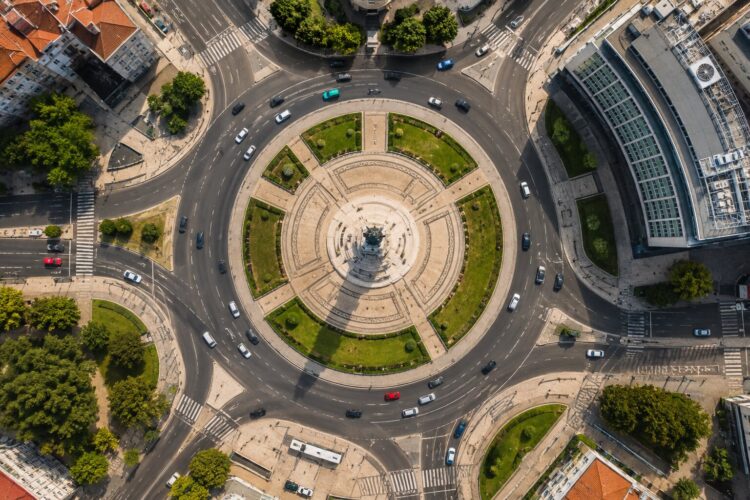 Quem tem prioridade dentro de uma rotunda?