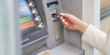Porque o Multibanco retém o cartão depois de errar o PIN três vezes