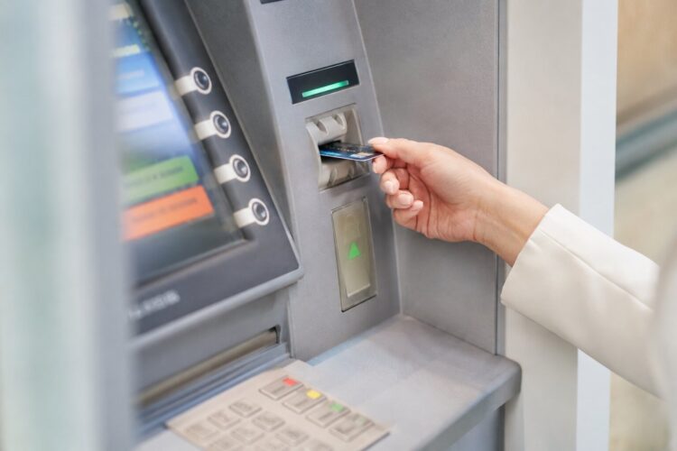 Porque o Multibanco retém o cartão depois de errar o PIN três vezes