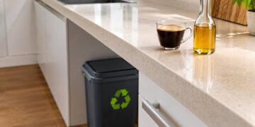 Vinagre e café: a combinação que resolve o cheiro do caixote da reciclagem