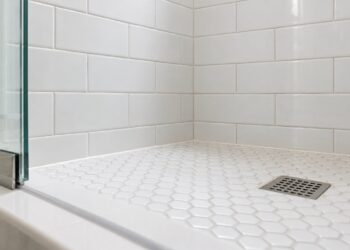 Juntas dos azulejos escuras: porque escurecem e como limpá-las sem as danificar