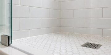 Juntas dos azulejos escuras: porque escurecem e como limpá-las sem as danificar