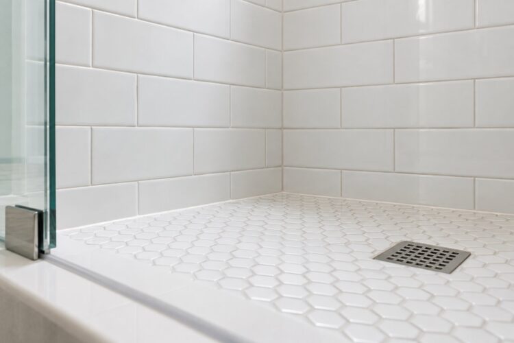 Juntas dos azulejos escuras: porque escurecem e como limpá-las sem as danificar