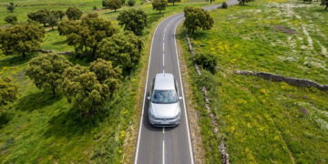 Pisar a linha contínua para ultrapassar pode custar-lhe a carta de condução