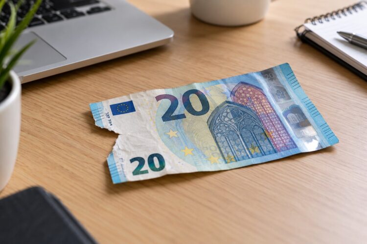 Nota rasgada ou manchada: quando o Banco de Portugal a troca sem qualquer custo